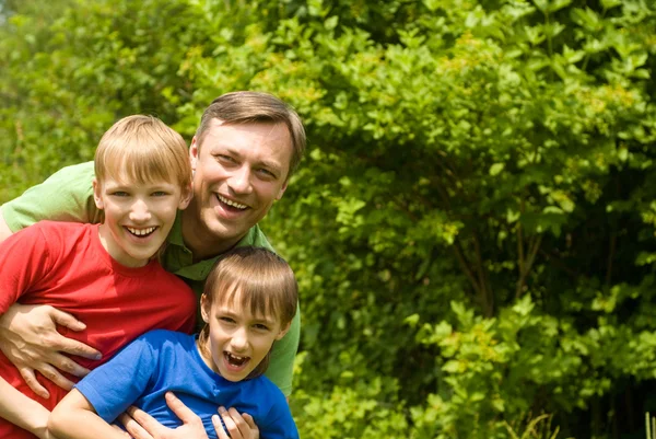 Papá con hijos en la naturaleza —  Fotos de Stock