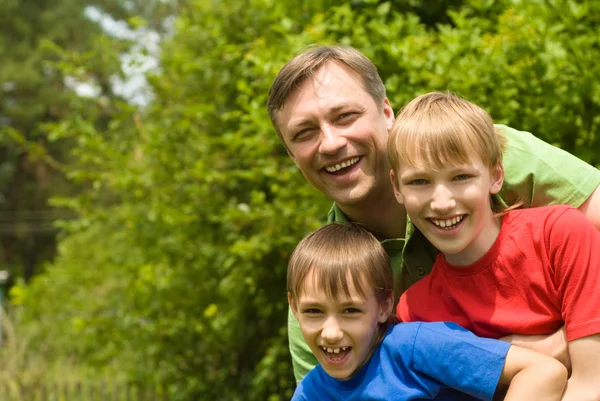 Dad with sons at nature — Stock Photo, Image