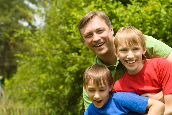Papà con figli a natura — Foto Stock