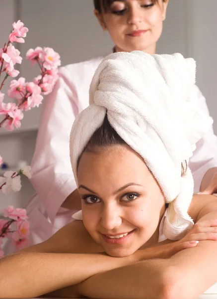 Menina agradável na massagem — Fotografia de Stock