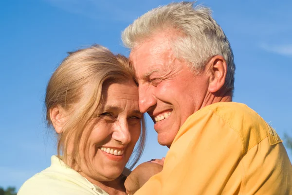 Söt äldre par på natur — Stockfoto