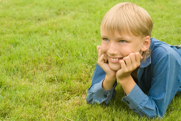 Pojke på ett gräs — Stockfoto