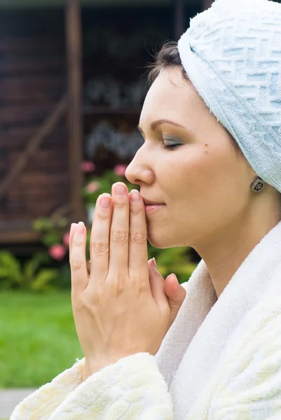 Mujer linda rezando —  Fotos de Stock