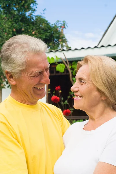 Old couple outdoors — Stock Photo, Image