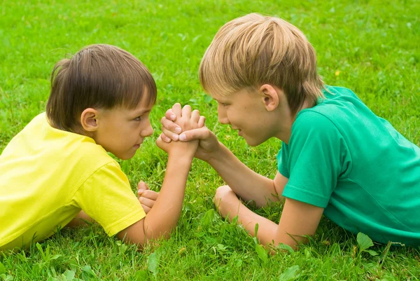 Dwóch chłopców na trawie — Zdjęcie stockowe