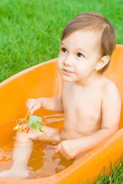 Baby i badet — Stockfoto