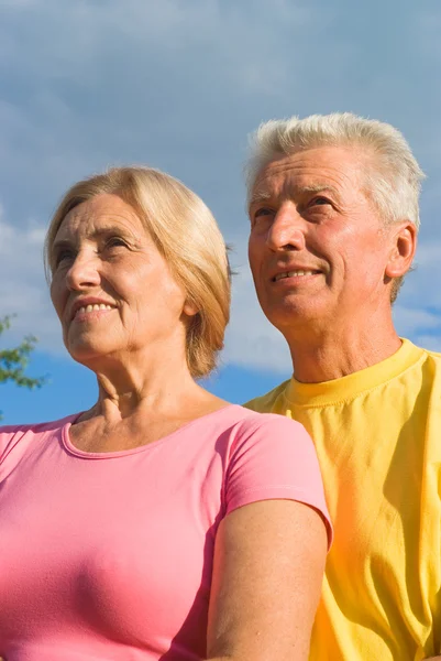 Envelhecido casal bonito ao ar livre — Fotografia de Stock