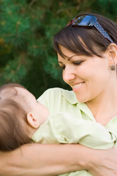 Mom with baby at nature — Stock Photo, Image