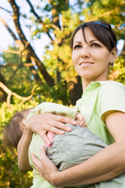 Mom with baby at nature — Stock Photo, Image