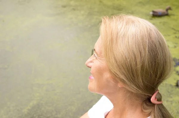 Ältere Frau am Wasser — Stockfoto