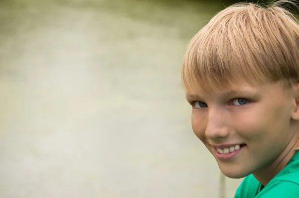 Мальчик на болоте — стоковое фото