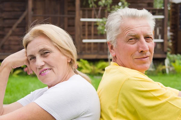 Bastante envejecida pareja al aire libre —  Fotos de Stock