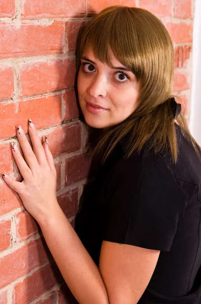 Roztomilá dívka na zeď — Stock fotografie