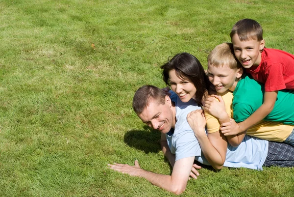 Familie auf Gras — Stockfoto