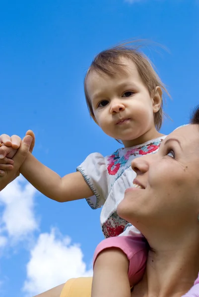 Anne ile çocuk gökyüzüne — Stok fotoğraf