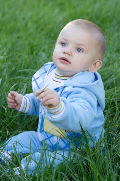 Bébé dans l'herbe — Photo