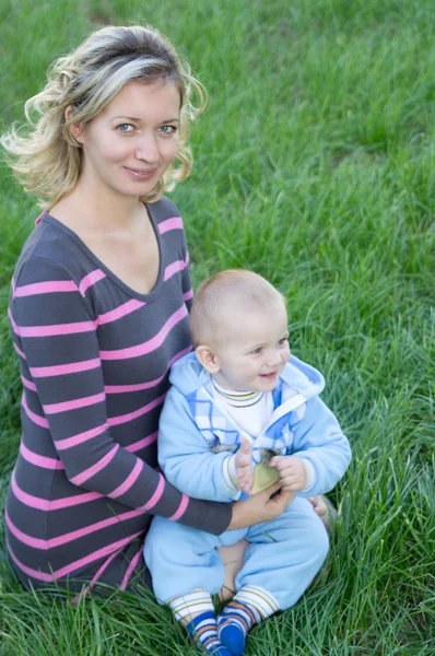 草の上の赤ちゃんとママ — ストック写真