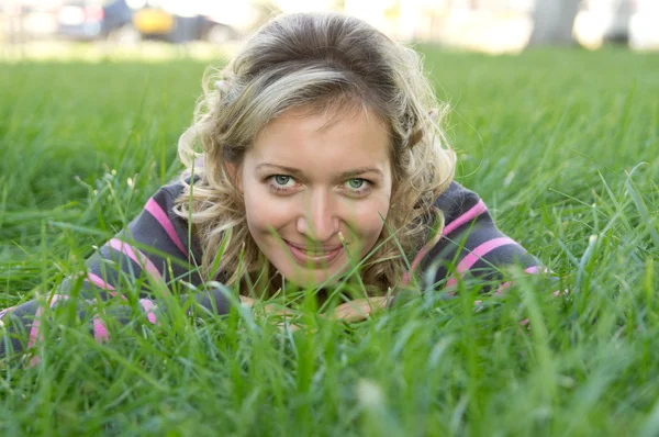 Mulher agradável na grama — Fotografia de Stock
