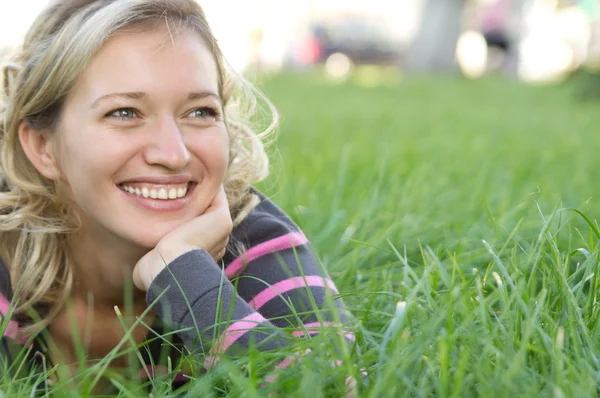 Roztomilá žena na trávě — Stock fotografie
