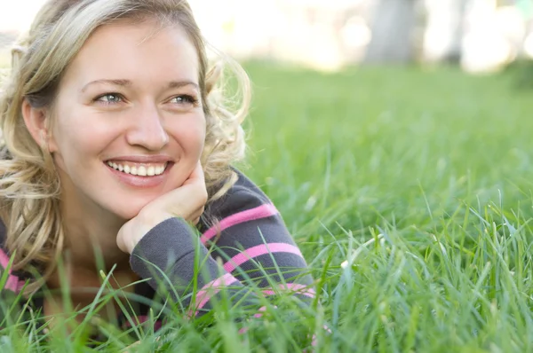 草の上にかわいい女性 — ストック写真