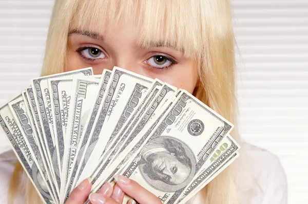 Blondin med pengar — Stockfoto