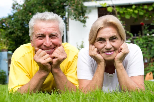Bonito idade casal ao ar livre — Fotografia de Stock