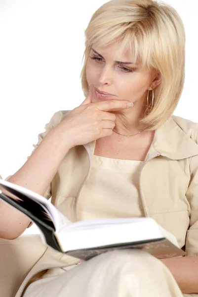 Mladá žena čtení — Stock fotografie