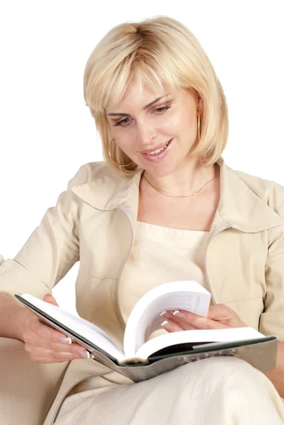 Mulher bonito leitura — Fotografia de Stock
