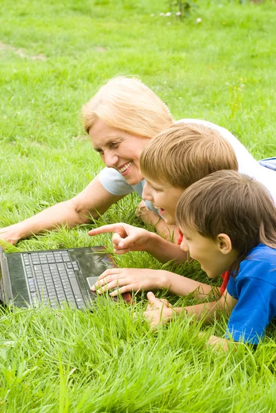 Famiglia carina con laptop — Foto Stock