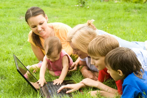 Famiglia con computer portatile a natura — Foto Stock