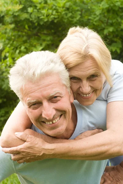 Idős házaspár pózol a szabadban — Stock Fotó