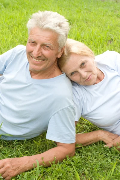 Vieux couple à l'herbe — Photo
