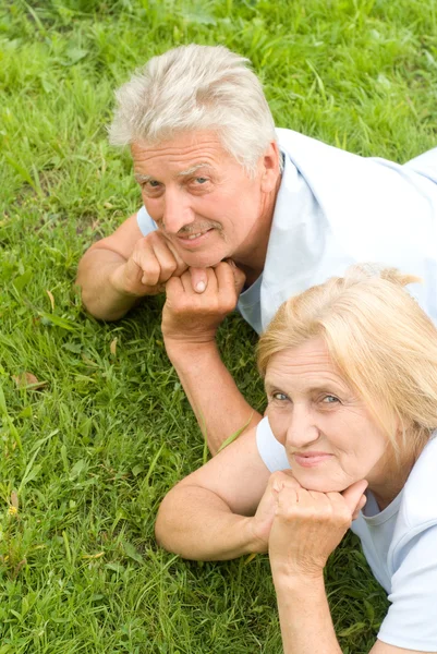 Starší pár v trávě — Stock fotografie