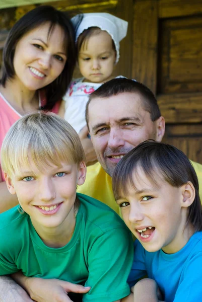 Family at a house — Stock Photo, Image
