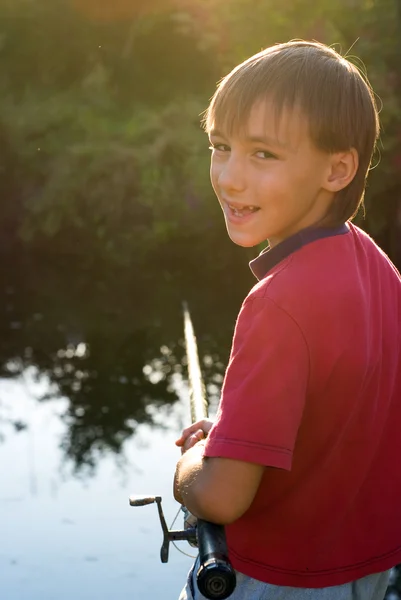 Jonge jongen vissen — Stockfoto