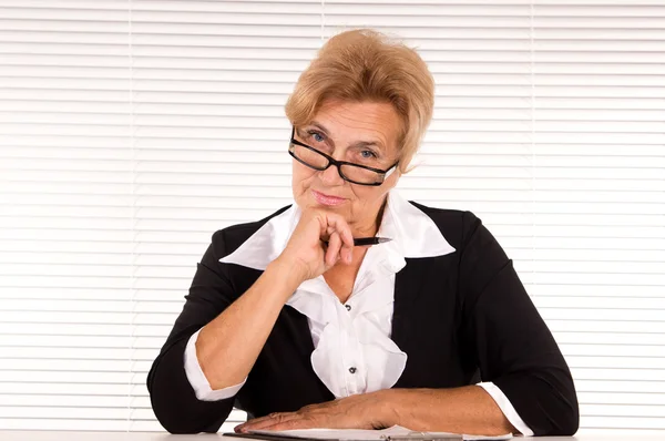 Old woman at office — Stock Photo, Image