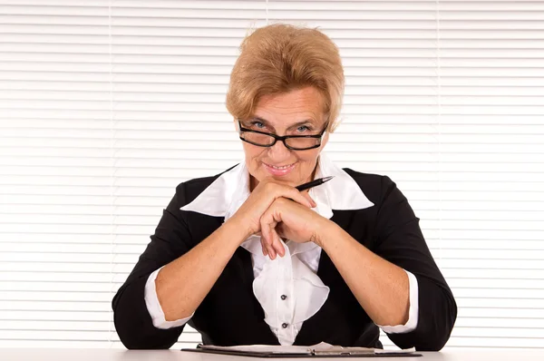 Oude vrouw op kantoor — Stockfoto