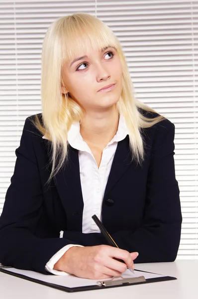 Ofisteki sevimli kadın — Stockfoto