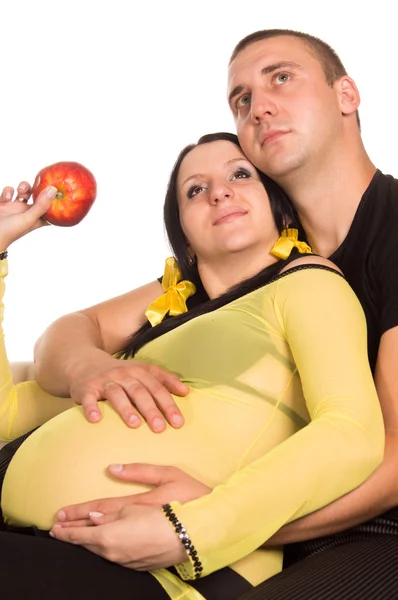 Έγκυος γυναίκα στον καναπέ με τον άνθρωπο — Φωτογραφία Αρχείου