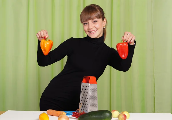 Kvinna på kök — Stockfoto