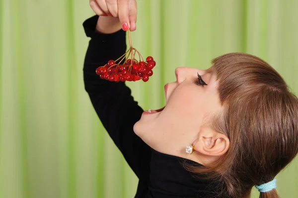 Lány és rowanberries — Stock Fotó