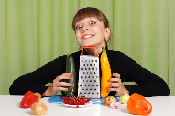 Niedliche Frau mit Gemüse — Stockfoto