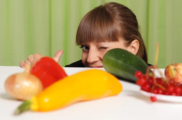 Söt kvinna med grönsaker — Stockfoto