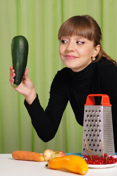 Menina agradável com legumes — Fotografia de Stock