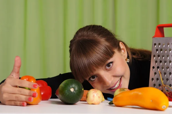Szép lány zöldségekkel — Stock Fotó