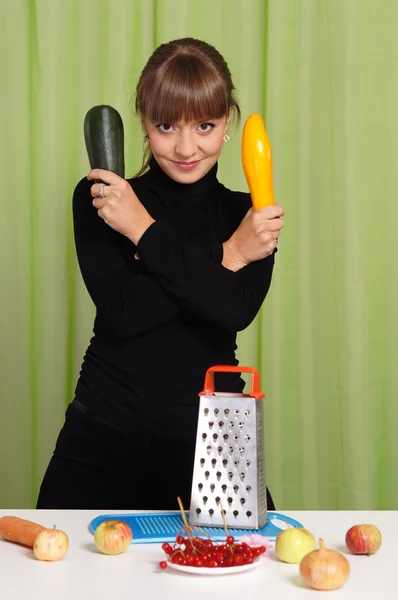 Menina brincar com legumes — Fotografia de Stock