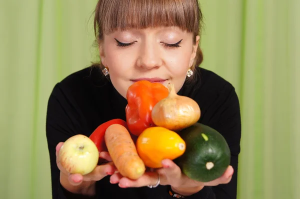 Dziewczyna i warzywa — Zdjęcie stockowe