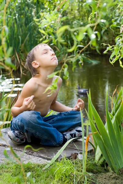 Ung pojke mediterar — Stockfoto
