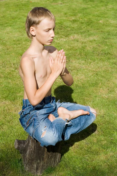 Menino meditando — Fotografia de Stock