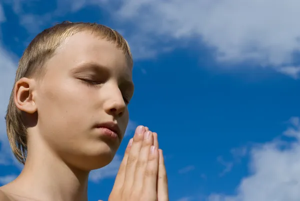 Giovane ragazzo meditando — Foto Stock